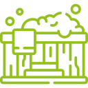Agroturystyka Za Piecem – Rysunek zielonej linii przedstawiający drewnianą wannę z hydromasażem wypełnioną bąbelkami, ręcznikiem zawieszonym z boku i małymi schodkami prowadzącymi w górę - idealny dla agroturystyki dla rodzin szukających relaksu podczas noclegi dla rodzin z dziećmi.