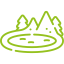 Agroturystyka Za Piecem – Prosty rysunek zieloną linią przedstawiający krajobraz z okrągłym jeziorem, trzema drzewami i dwiema górami w tle - idealny do agroturystyki dla rodziny lub agroturystyki z dziećmi.