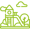 Agroturystyka Za Piecem – Prosty zielony rysunek placu zabaw ze zjeżdżalnią, drabinką, małą wieżą, drzewami i chmurami w tle, idealny na noclegi dla rodzin z dziećmi szukających zabawy i relaksu blisko natury.